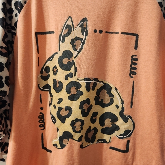 Women's Iltex leopard print bunny long sleeve shirt. Size Large - Picture 2 of 4